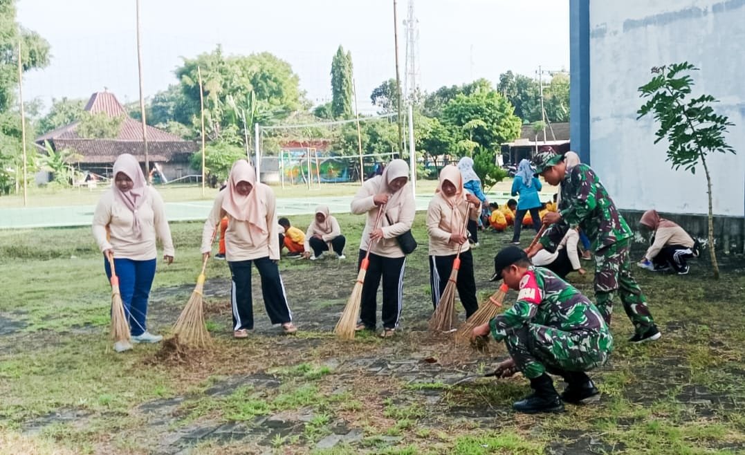 Gotong Royong Tak Hanya Seremoni, Babinsa dan Warga Bojonegoro Bersatu dalam Karya Bakti