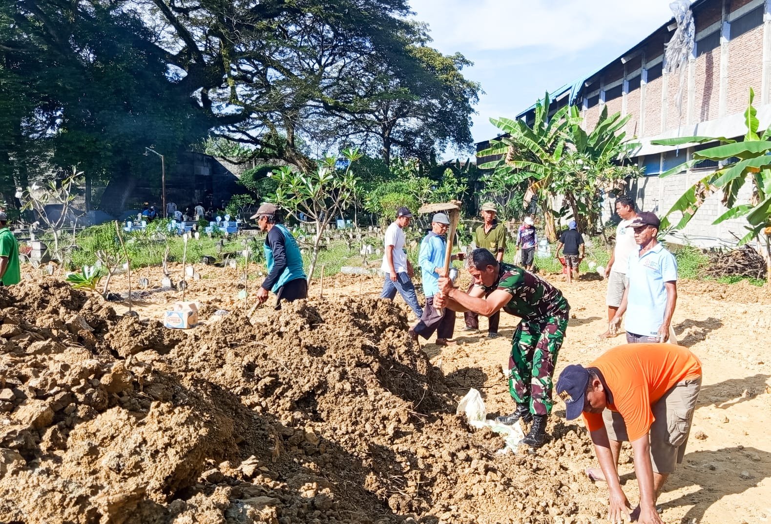 Karya Bakti Lingkungan, Babinsa Sumberrejo Bersama Warga Tlumbung Bersih-Bersih Area Makam