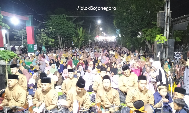 Ribuan Warga Hadiri Haul Kyai Qomari Sarangan