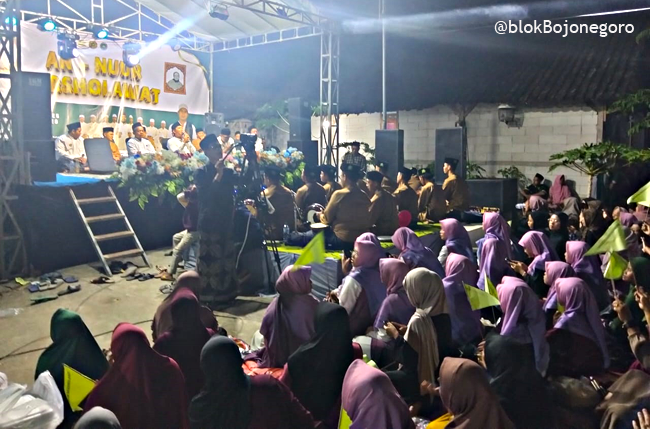 Ustadz Ridwan Asyfi Ajak Sholawatan Ribuan Penggemar