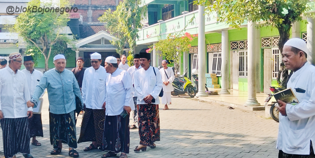 Kiai Idris Bin Abdul Hamid Hadir di Ponpes Abu Dzarrin