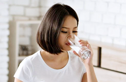 Simak Yuks..! Manfaat Minum Air Putih Saat Pagi Hari