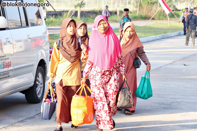 Wali Murid Haru Melepas Anaknya Masuk Sekolah Rakyat Bojonegoro