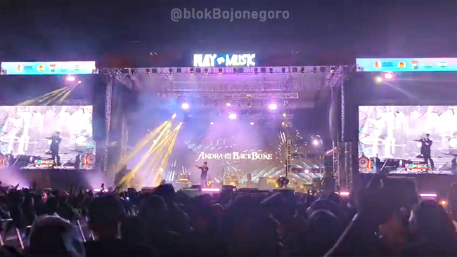 Andra and The BackBone Hentak Konser di Panggung Dewa 19 Stadion Bojonegoro