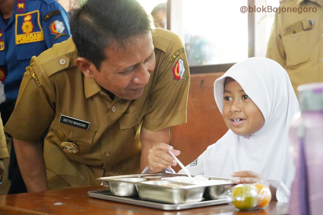 Lihat Siswa Makan MBG, Bupati Setyo Wahono Pastikan Aman
