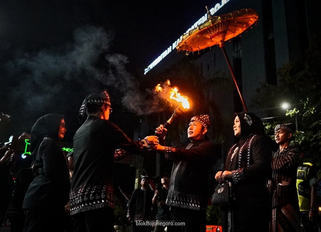 Camat Ngasem Serahkan Api Abadi ke Camat Kota