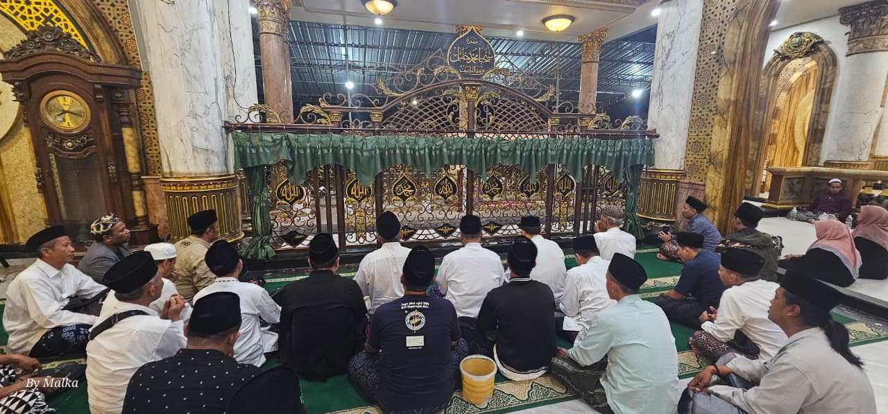 3.313 Surat Al Ikhlas di Pesarean Syaichona Moh. Cholil