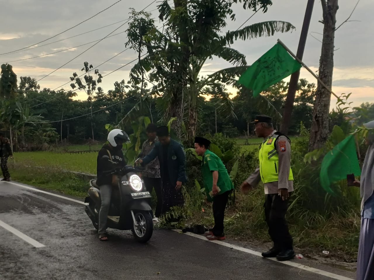 Santri Bojonegoro Tanam dan Bagikan 1000 Bibit di Campurejo dalam Semangat Hari Santri 2025