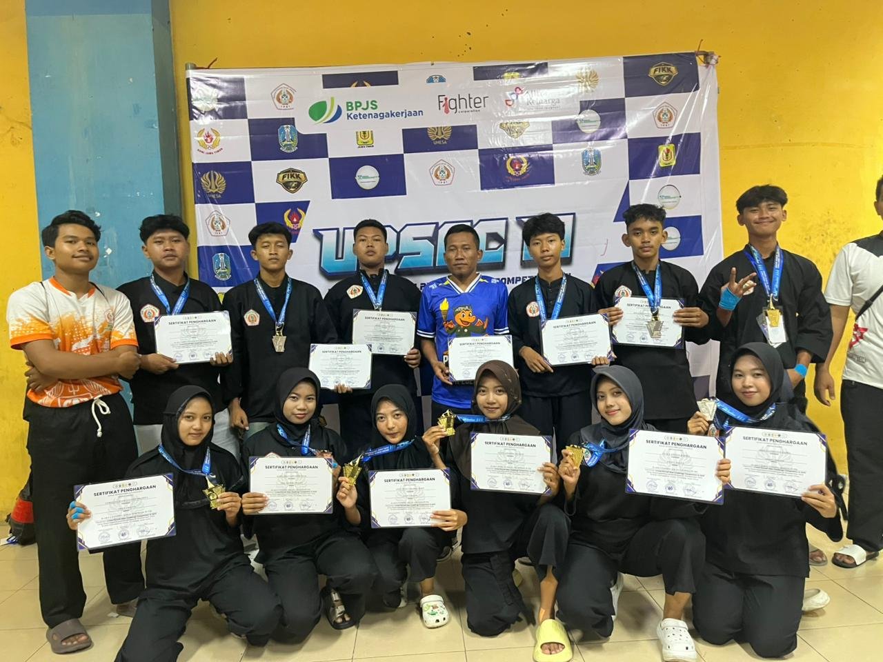 Borong 12 Medali, Atlet Pencak Silat SMAN 1...