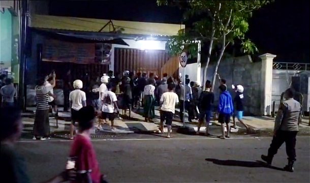 Geger! Pria di Bojonegoro Ngamuk Bawa Clurit di Jalan Raya