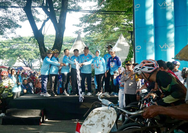 Bupati dan Wakil Bupati Hadir Beri Semangat, Ribuan Pesepeda Ikuti Gowes Jelajalah Bojonegoro