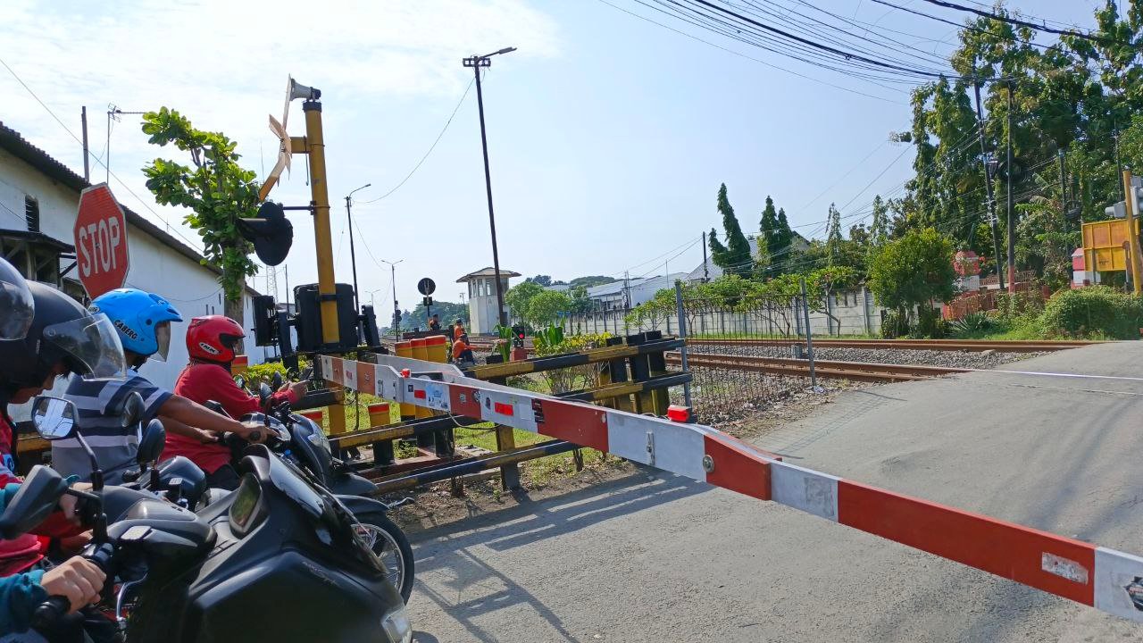5 Kebiasaan Pemotor Saat Menunggu Palang Kereta Api