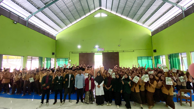 Mahasiswa Ekonomi Syariah Institut Attanwir Tanamkan Wirausaha Digital pada Siswa SMK Attanwir