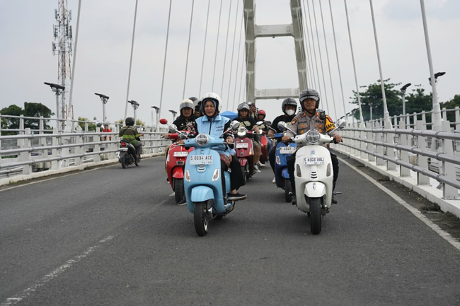 Parade Vespa Senandung Bengawan, Wabup Bojonegoro Ikut Cara Unik Promosikan Wisata Lokal