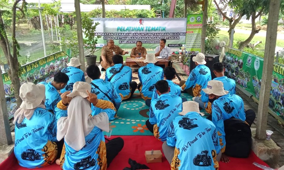 Aiptu Abdi Latih Petani Milenial Bojonegoro Budidaya Jambu Kristal