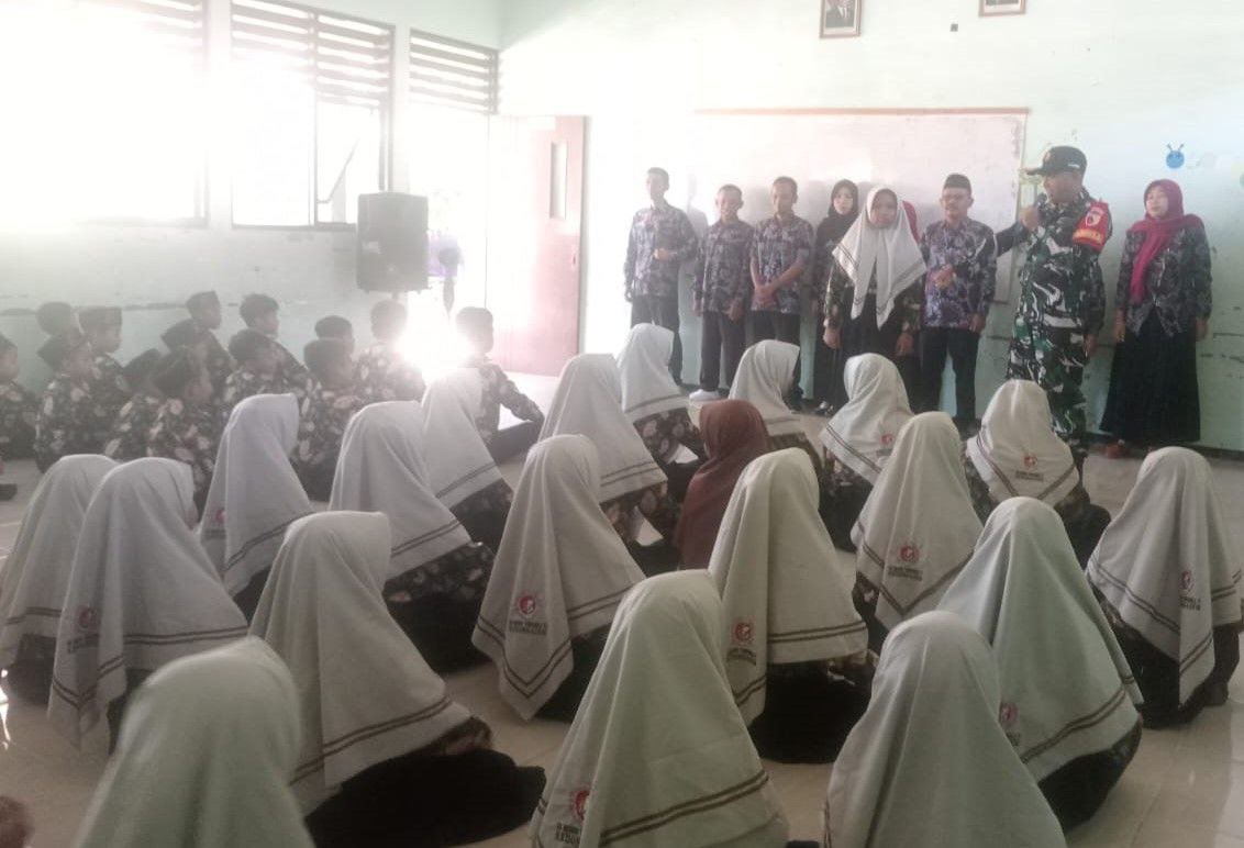 Tanamkan Wasbang Sejak Dini, Babinsa Bojonegoro Bekali Ribuan Pelajar