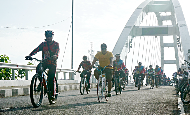 Gowes Jelajalah Bojonegoro Lintasi Jembatan Sosrodilogo