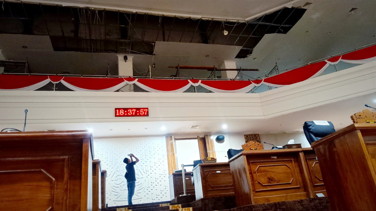 Gedung Paripurna DPRD Bojonegoro Ambrol Disapu Angin Kencang