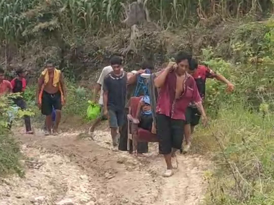 Viral Video Warga Tandu Orang Sakit, Soroti Akses Jalan di Pedesaan Bojonegoro