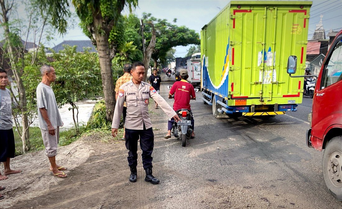 Hindari Jalan Berlubang di Jalur Bojonegoro-Babat, Pemotor Terlindas Truk