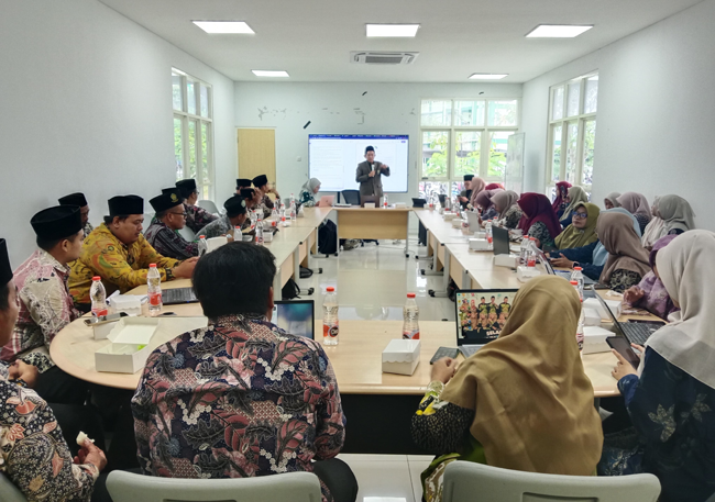 Tingkatkan Kualitas Pembelajaran Bahasa Arab di Bojonegoro, Dosen BSA Unugiri Gelar Pelatihan Flipbook Digital