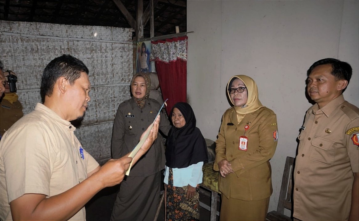 Pastikan Tepat Sasaran, Wabup Bojonegoro Sidak Penerima Stiker "Keluarga Miskin”