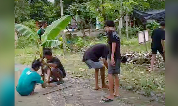 Jalan Poros Desa di Bojonegoro Rusak, Warga Ngumpakdalem Tanami Pohon Pisang