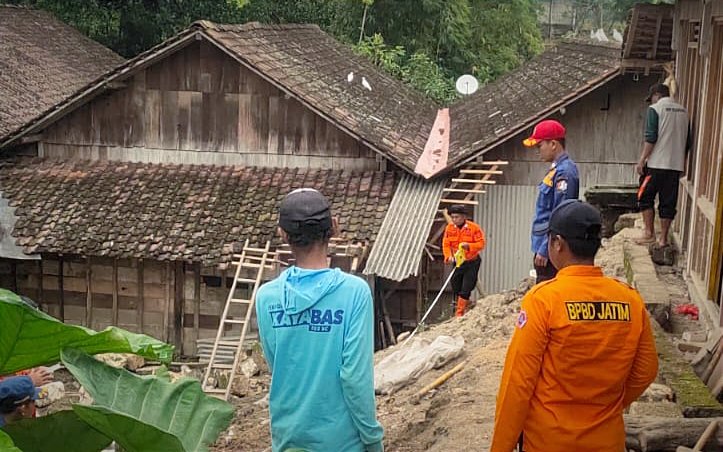Hujan Deras Sebabkan Tiga Rumah Warga Sekar Bojonegoro...
