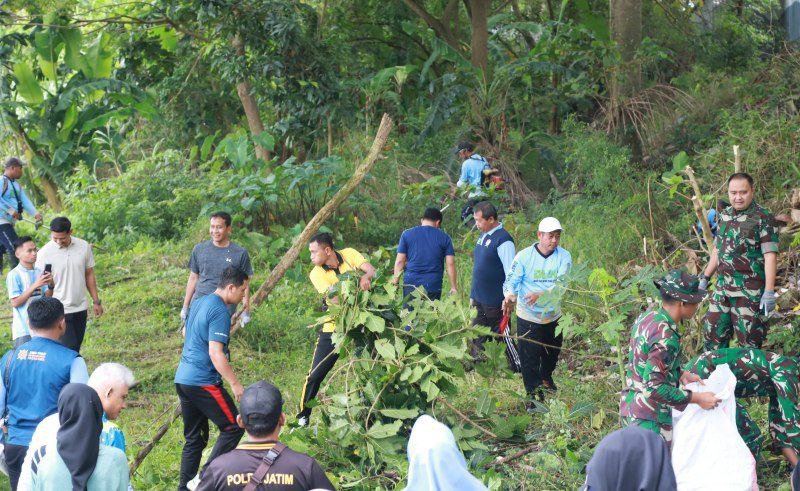 Kolaborasi Lingkungan Bersih, Forkopimda Bojonegoro Turun Langsung Kerja...