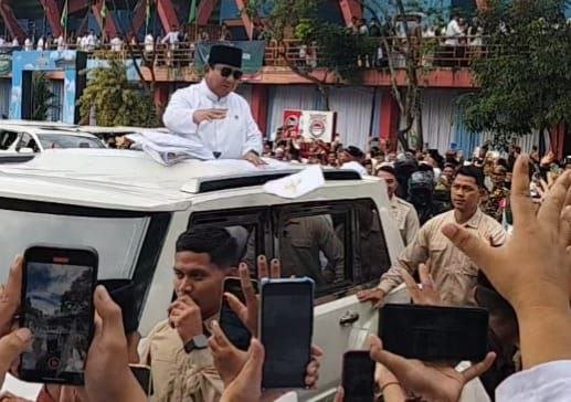 Presiden Prabowo Bagi-bagi Kaos di Puncak Mujahadah Kubro 1 Abad NU