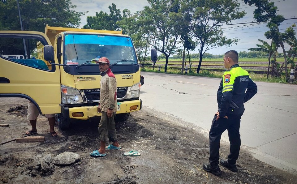 Dump Truk Santap Pemotor Hendak Belok di Jalan Bojonegoro-Cepu, Korban Luka-luka