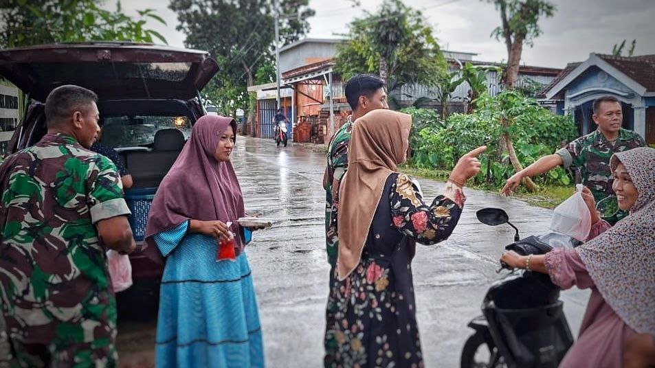 Hangatnya Ramadhan di Kedewan, TNI dan Persit Pererat...