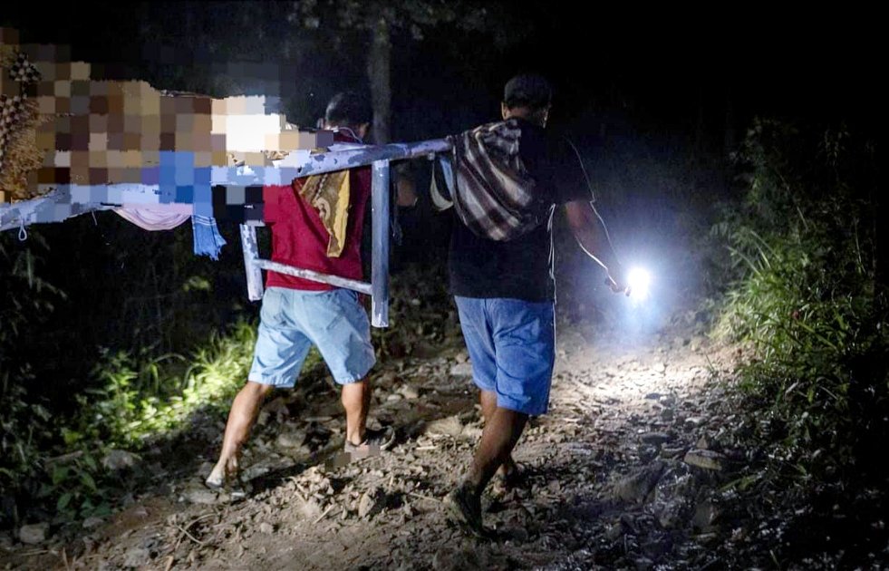 Kisah Pilu di Meduri Bojonegoro, Jalan Rusak Paksa Warga Tandu Jenazah Sejauh 3 Kilometer