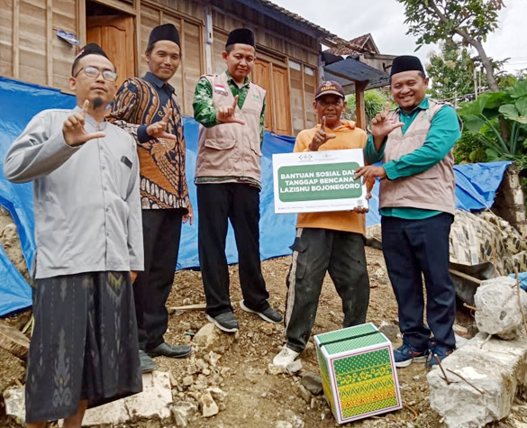 LAZISNU Bojonegoro Serahkan Santunan Korban Longsor di Sekar