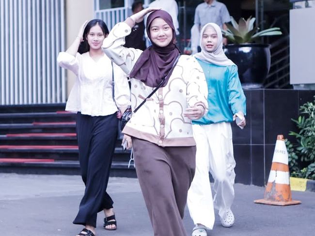 Ngabuburit Cantik ala Bela Sabrina dan Tim Gresik...