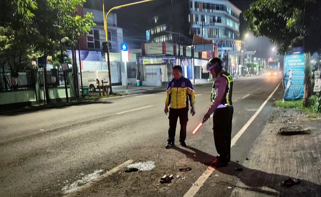 Tabrak Truk Parkir di Badan Jalan, Pemotor di...