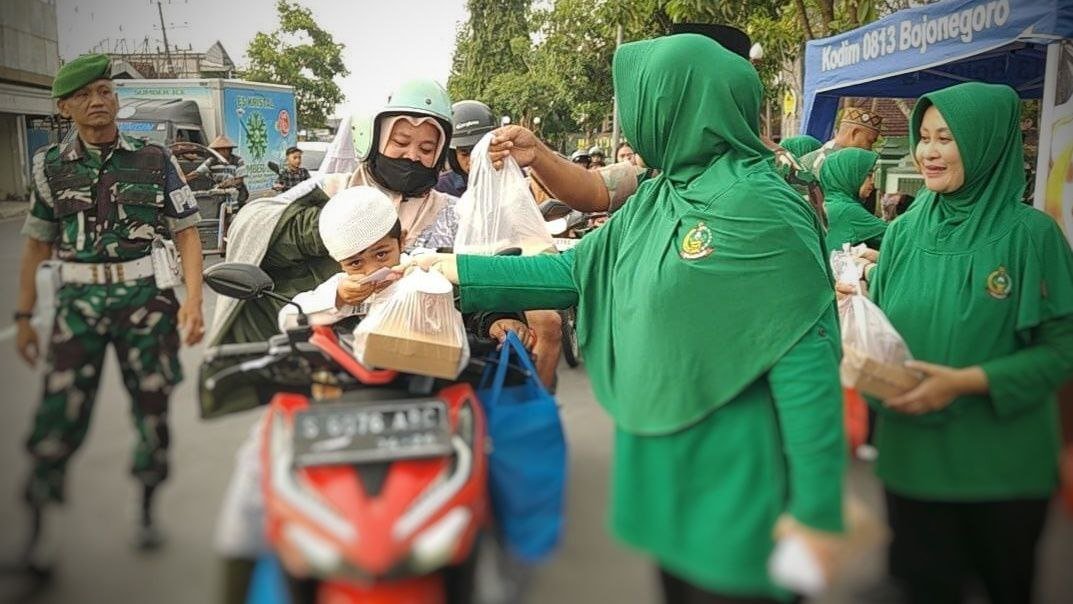 Persit Kodim Bojonegoro Tebar Kepedulian Ramadan dengan Aksi...