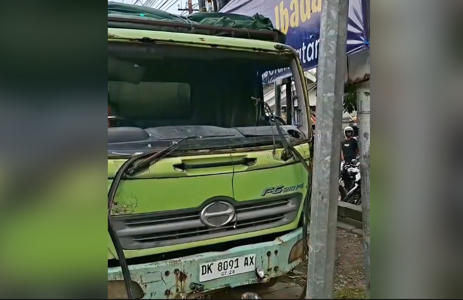 Diduga Rem Blong, Truk Tronton Santap Mobil hingga...