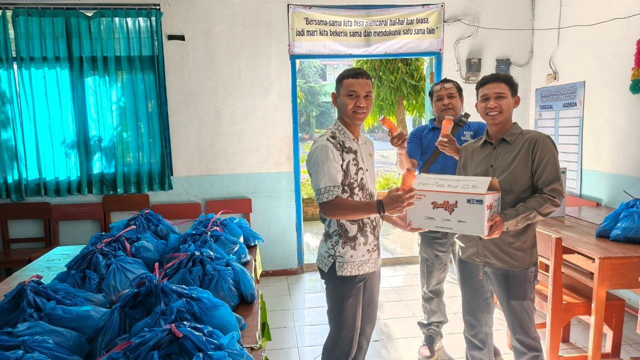 Kolaborasi Mitra dan SPPG Karangpacar, Bagikan Minuman Realfood...
