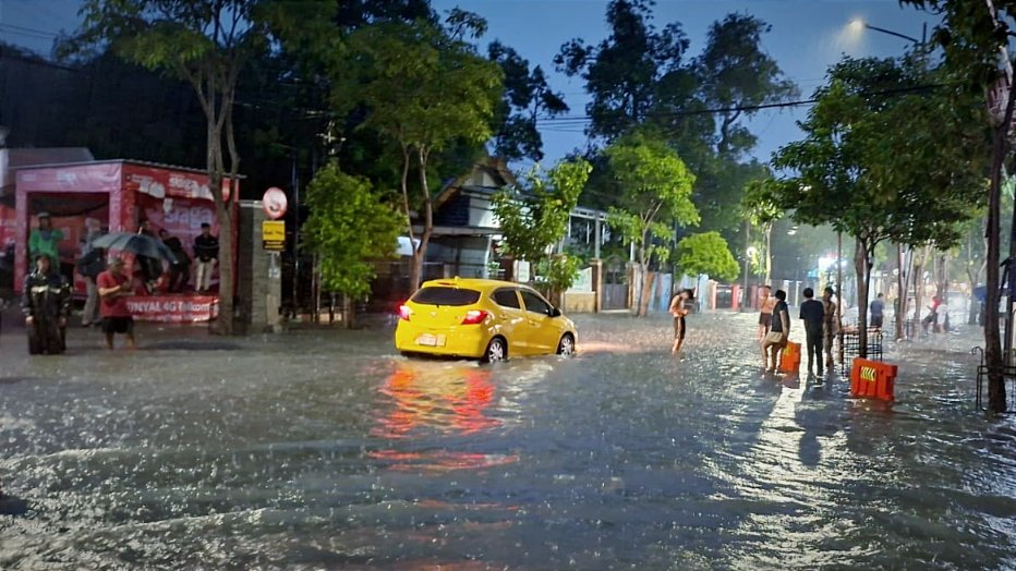 Drainase Meluap, Sejumlah Jalan di Kota Bojonegoro Terendam...