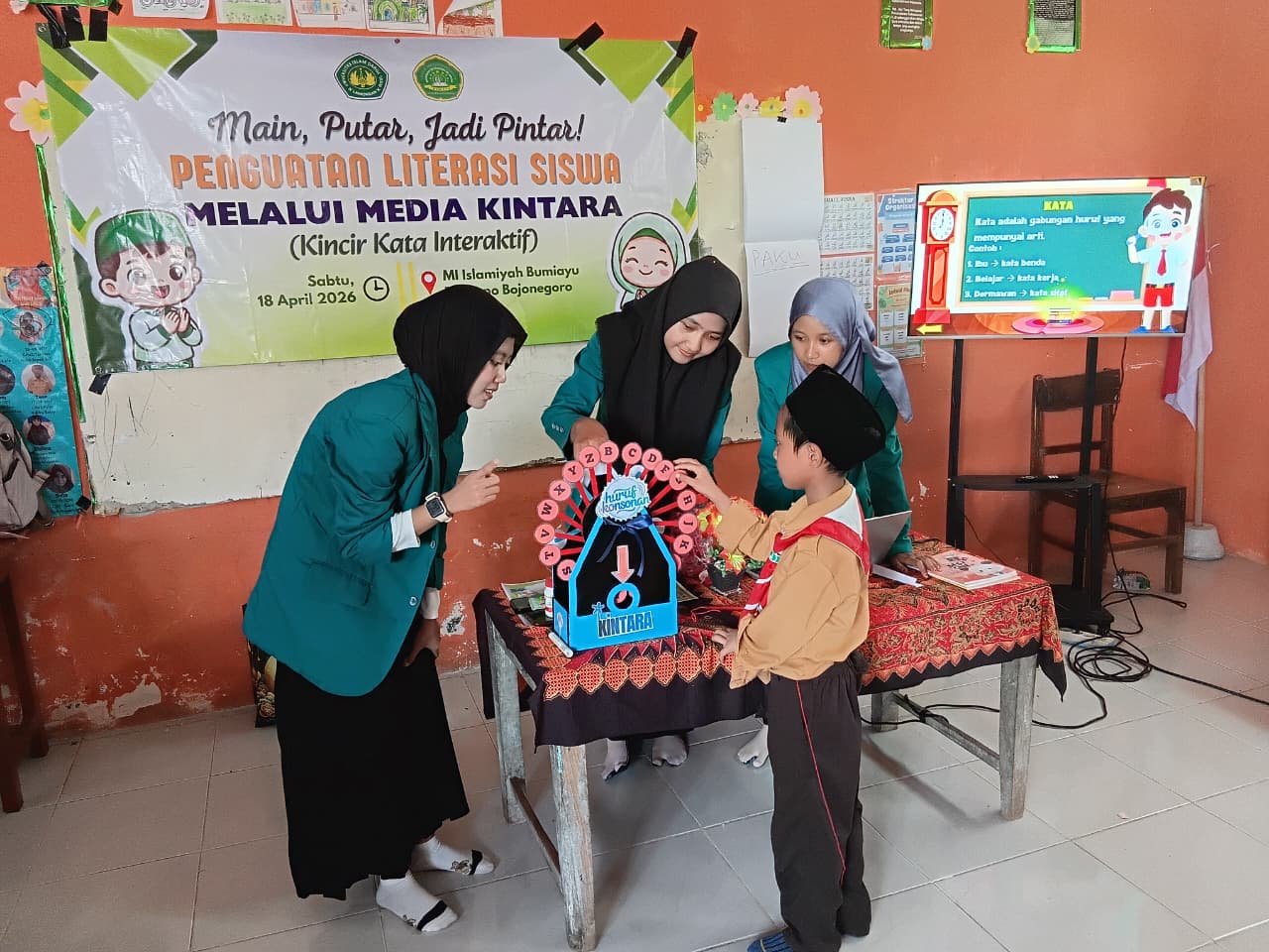 Mahasiswa PGMI Hadirkan Media KINTARA untuk Penguatan Literasi Siswa di MI Islamiyah Bumiayu