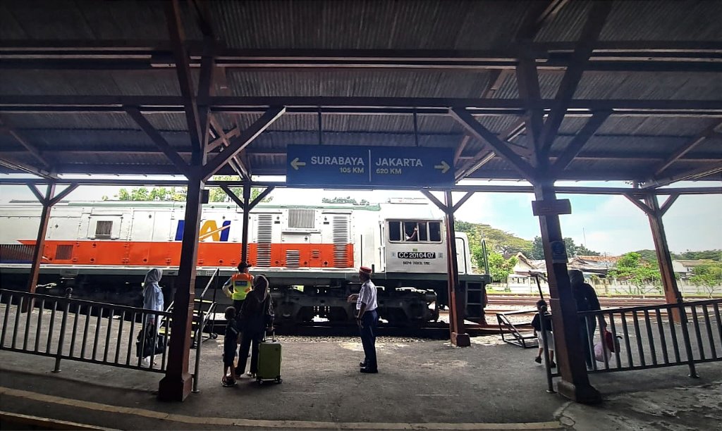 Imbas Tabrakan KA di Bekasi, Tiga Kereta dari...