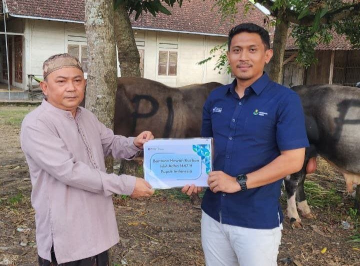 Perkuat Kolaborasi dengan Pesantren, BUMN Serahkan Empat Sapi...