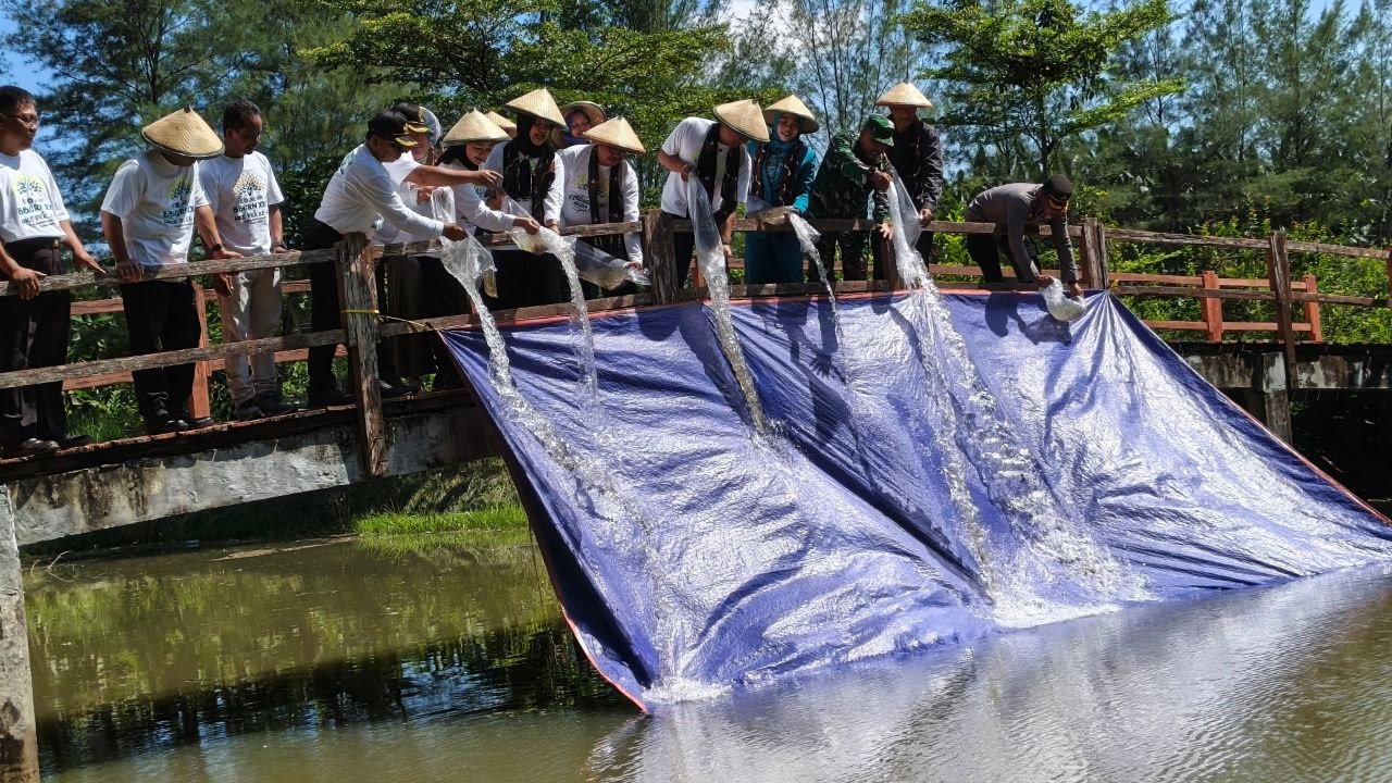 Semarak BBGRM, Ribuan Benih Ikan Tawes Ditebar di...
