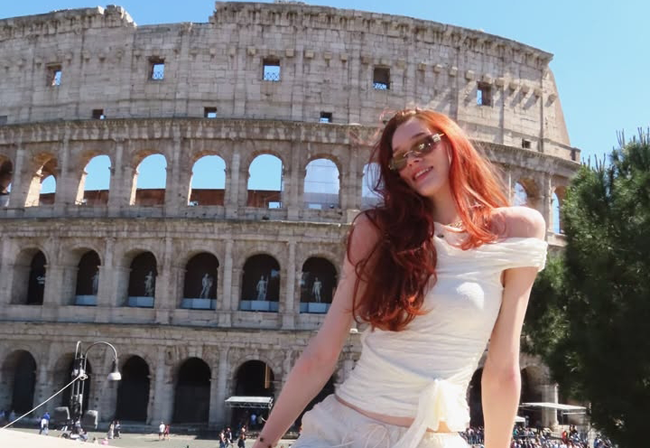 Seksi dan Aduhai, Marina Markova Berlibur di Koloseum...