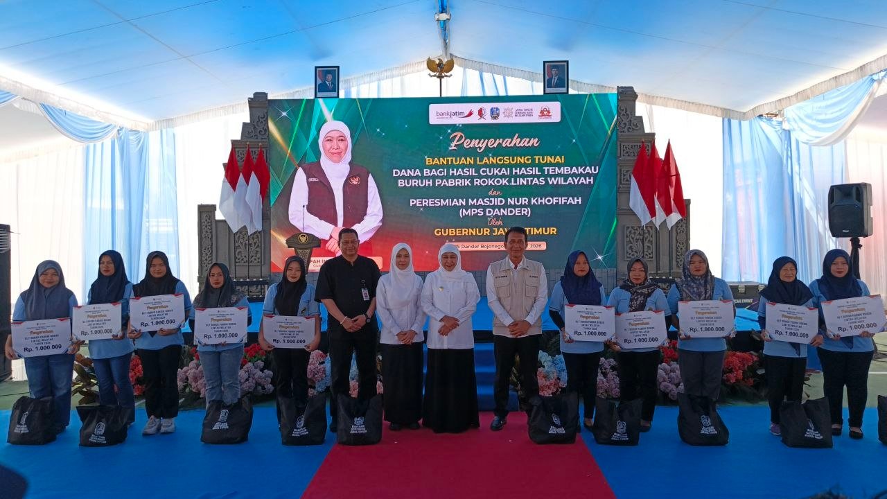 Gubernur Khofifah Bagikan BLT DBH CHT untuk Buruh...
