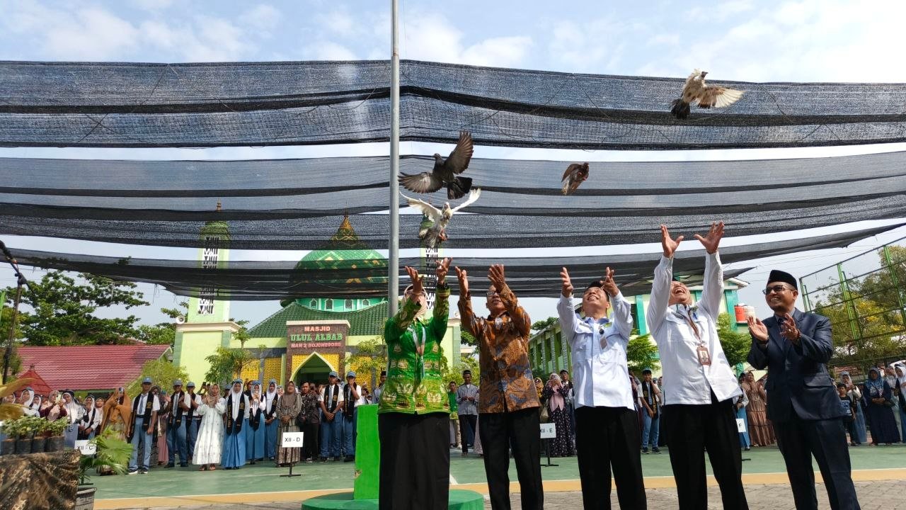 213 Siswa MAN 2 Bojonegoro Lulus, Pelepasan Merpati...