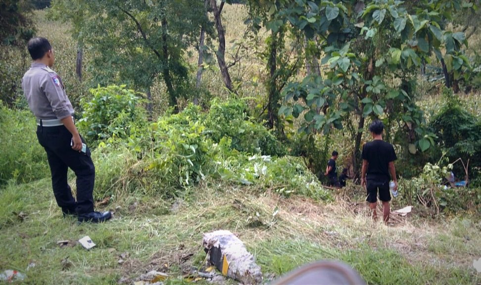 Diduga Ngantuk, Sopir Truk asal Kediri Oleng Masuk...