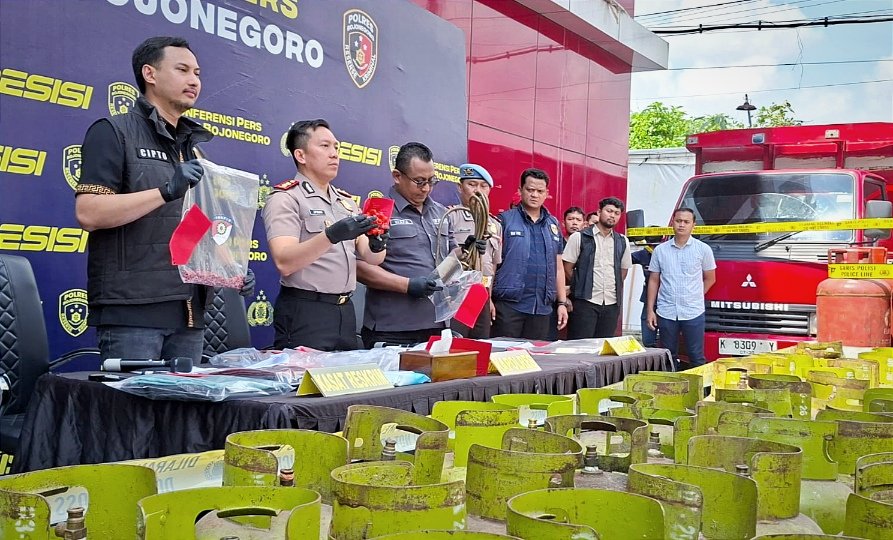 Demi Untung Besar, Pria di Bojonegoro Diduga Oplos...