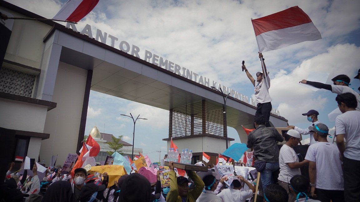 Aksi Demo Ribuan Relawan MBG di Gedung DPRD...